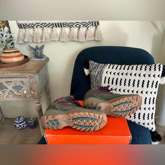 Columbia hiking boots in great condition - Picture 3 of 6